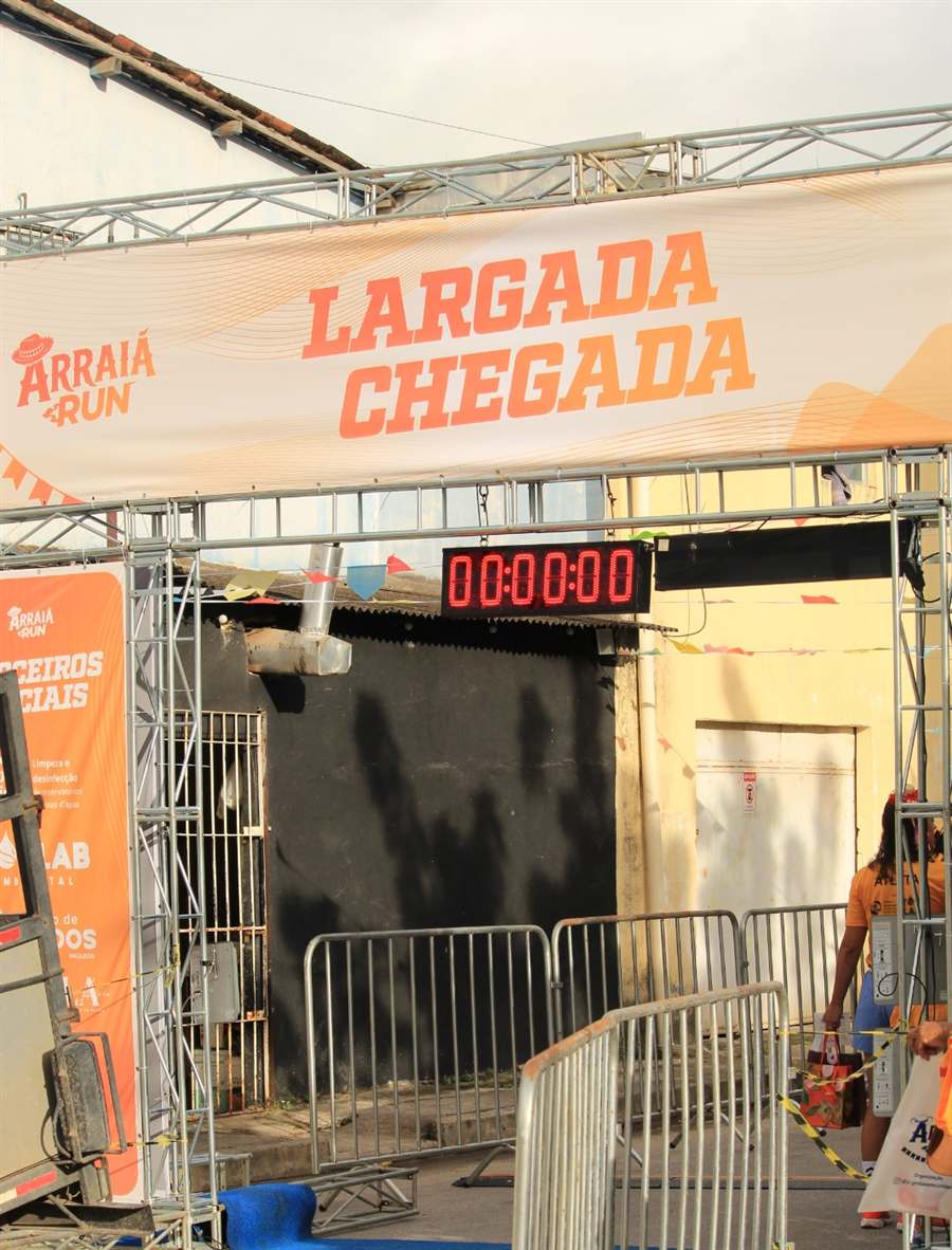 Pórtico de largada e chegada da Arraiá Run com cronômetro